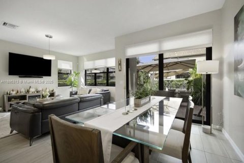House in Lake Worth, Florida 3 bedrooms, 448.81 sq.m. № 1947602 - photo 12