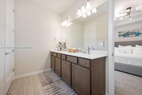 House in Lake Worth, Florida 3 bedrooms, 448.81 sq.m. № 1947602 - photo 17