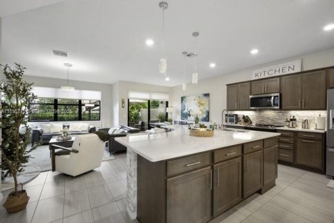 House in Lake Worth, Florida 3 bedrooms, 448.81 sq.m. № 1947602 - photo 8