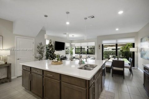 House in Lake Worth, Florida 3 bedrooms, 448.81 sq.m. № 1947602 - photo 10