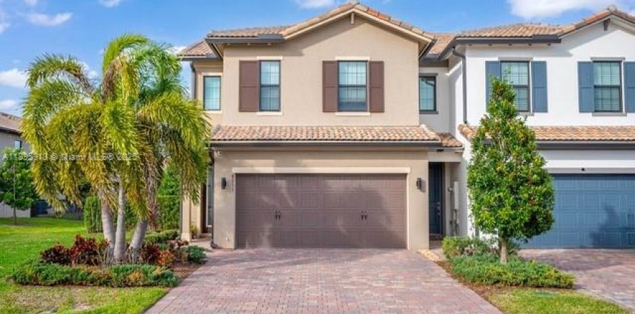 House in Lake Worth, Florida 3 bedrooms, 448.81 sq.m. № 1947602