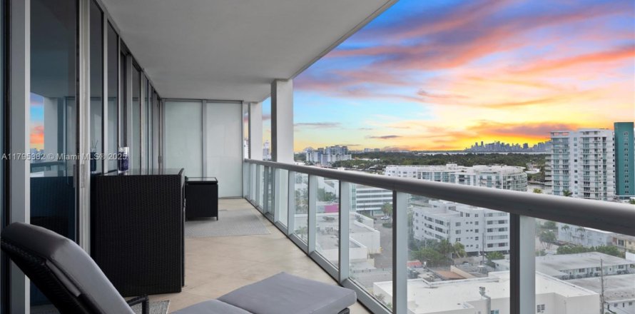 Condominio en Miami Beach, Florida, 2 dormitorios  № 1726603
