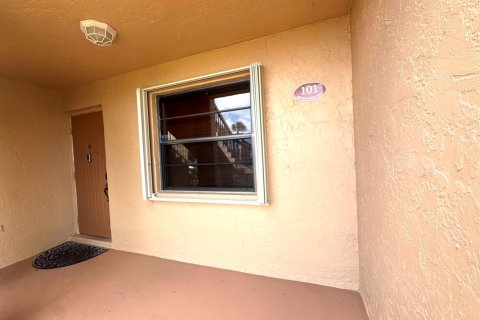 Condo in West Palm Beach, Florida, 2 bedrooms  № 2176220 - photo 4