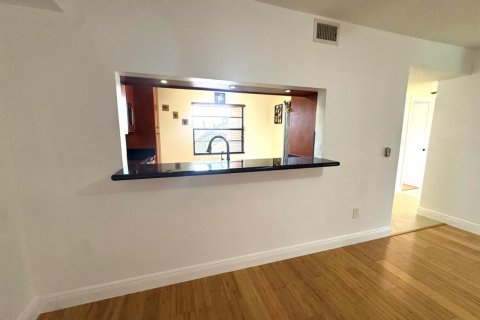 Condo in West Palm Beach, Florida, 2 bedrooms  № 2176220 - photo 11
