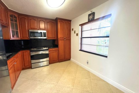Condo in West Palm Beach, Florida, 2 bedrooms  № 2176220 - photo 7