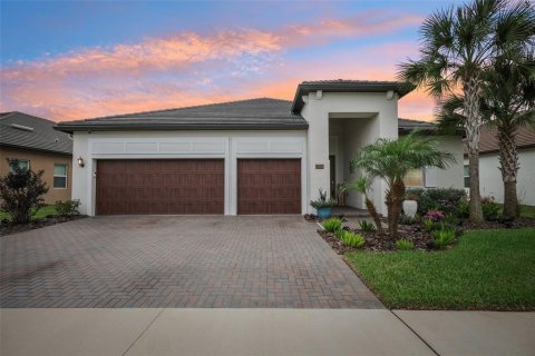 House in Land O' Lakes, Florida 3 bedrooms, 242.66 sq.m. № 2403643