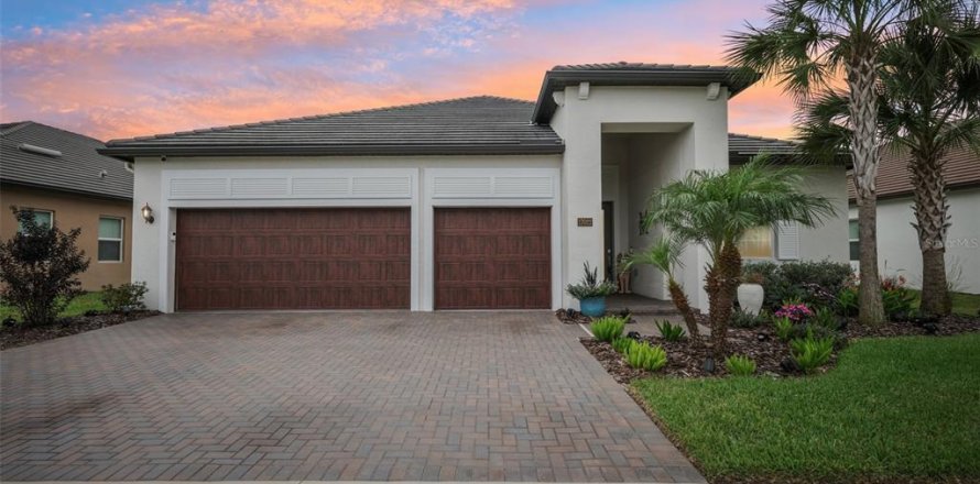 House in Land O' Lakes, Florida 3 bedrooms, 242.66 sq.m. № 2403643