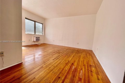 Снять в аренду виллу или дом в Майами-Бич, Флорида 1 спальня, 76.18м2, № 1947420 - фото 4