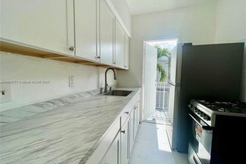 Снять в аренду виллу или дом в Майами-Бич, Флорида 1 спальня, 76.18м2, № 1947420 - фото 2