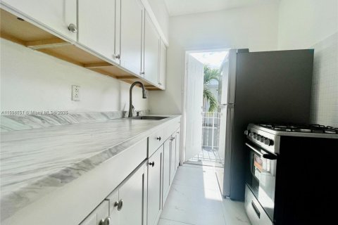 Снять в аренду виллу или дом в Майами-Бич, Флорида 1 спальня, 76.18м2, № 1947420 - фото 1