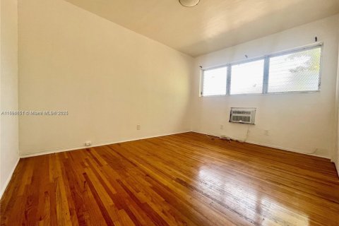 Снять в аренду виллу или дом в Майами-Бич, Флорида 1 спальня, 76.18м2, № 1947420 - фото 7