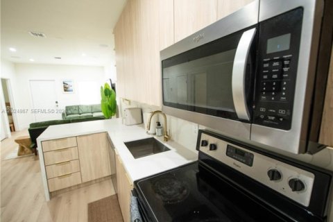 Villa ou maison à louer à Miami, Floride: 2 chambres, 74.79 m2 № 2257363 - photo 17