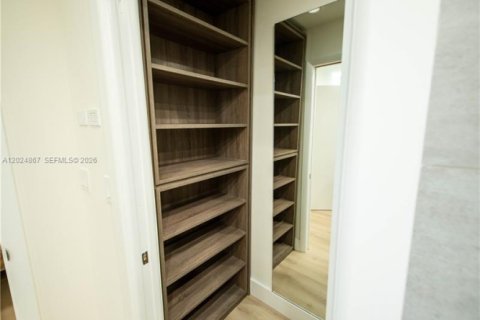 Villa ou maison à louer à Miami, Floride: 2 chambres, 74.79 m2 № 2257363 - photo 12