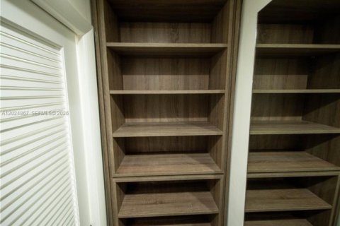 Villa ou maison à louer à Miami, Floride: 2 chambres, 74.79 m2 № 2257363 - photo 11
