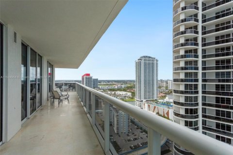 Copropriété à louer à Hallandale Beach, Floride: 2 chambres, 135.45 m2 № 1030772 - photo 11