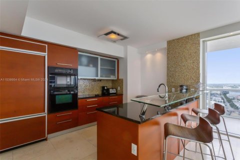 Copropriété à louer à Hallandale Beach, Floride: 2 chambres, 135.45 m2 № 1030772 - photo 5
