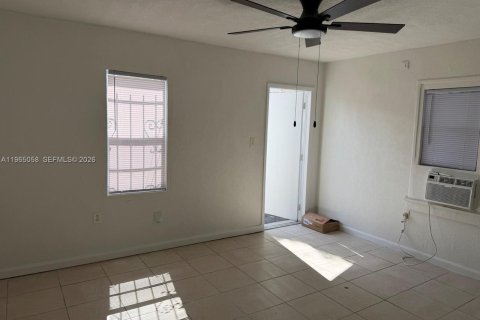 Apartamento en alquiler en Miami, Florida, 1 dormitorio, 124.02 m2 № 2026376 - foto 12