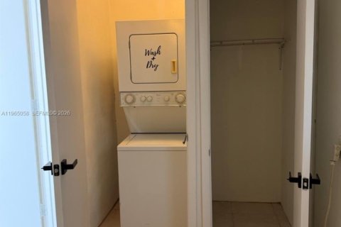 Apartamento en alquiler en Miami, Florida, 1 dormitorio, 124.02 m2 № 2026376 - foto 6