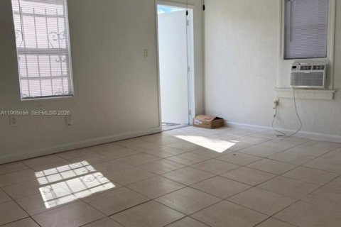 Apartamento en alquiler en Miami, Florida, 1 dormitorio, 124.02 m2 № 2026376 - foto 5