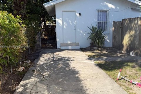 Apartamento en alquiler en Miami, Florida, 1 dormitorio, 124.02 m2 № 2026376 - foto 13