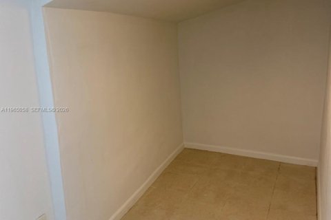 Apartamento en alquiler en Miami, Florida, 1 dormitorio, 124.02 m2 № 2026376 - foto 8
