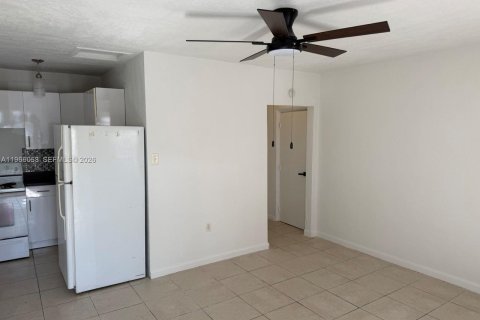 Apartamento en alquiler en Miami, Florida, 1 dormitorio, 124.02 m2 № 2026376 - foto 3