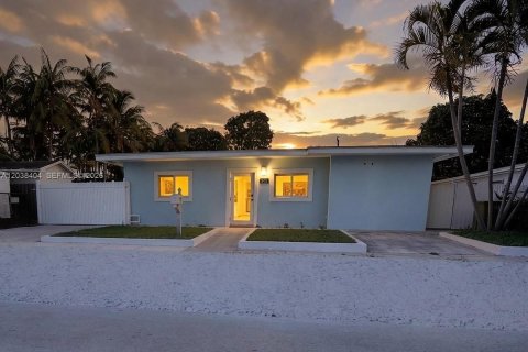 House in Hialeah, Florida 3 bedrooms, 105.82 sq.m. № 2273687