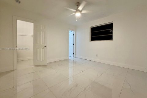 House in Opa-locka, Florida 1 bedroom, 54.81 sq.m. № 1952446 - photo 3