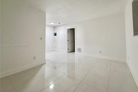 House in Opa-locka, Florida 1 bedroom, 54.81 sq.m. № 1952446 - photo 1