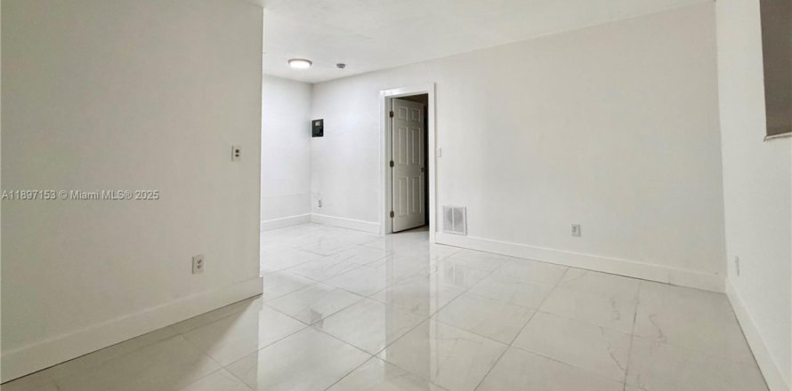 House in Opa-locka, Florida 1 bedroom, 54.81 sq.m. № 1952446