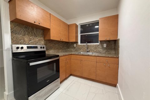 House in Opa-locka, Florida 1 bedroom, 54.81 sq.m. № 1952446 - photo 2