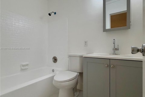 House in Opa-locka, Florida 1 bedroom, 54.81 sq.m. № 1952446 - photo 5
