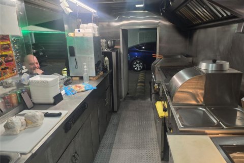 Commercial property in Doral, Florida № 2045950 - photo 5