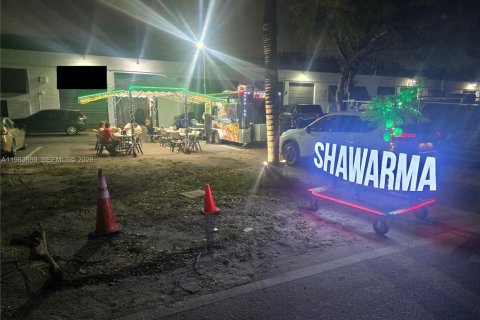 Commercial property in Doral, Florida № 2045950 - photo 3