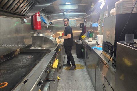 Commercial property in Doral, Florida № 2045950 - photo 6