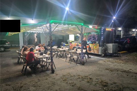 Commercial property in Doral, Florida № 2045950 - photo 4