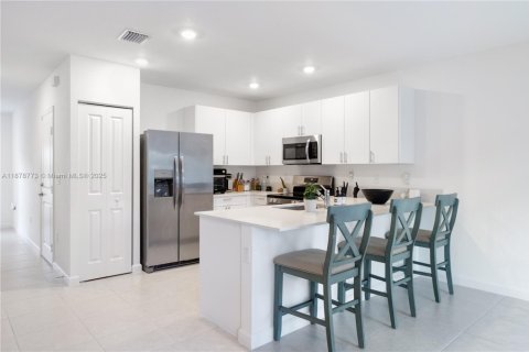 House in Pembroke Park, Florida 3 bedrooms, 118.54 sq.m. № 1924790 - photo 3