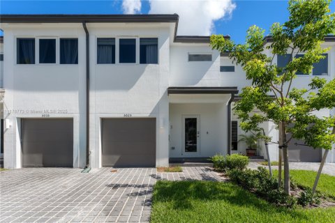 House in Pembroke Park, Florida 3 bedrooms, 118.54 sq.m. № 1924790 - photo 1
