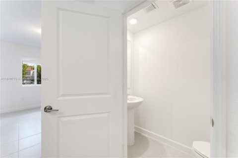 House in Pembroke Park, Florida 3 bedrooms, 118.54 sq.m. № 1924790 - photo 5