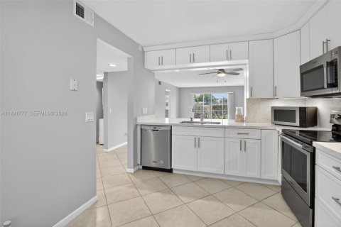 Купить кондоминиум в Пемброк-Пайнс, Флорида 2 спальни, 110.74м2, № 2052719 - фото 3