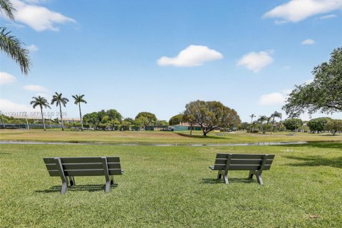 Купить кондоминиум в Пемброк-Пайнс, Флорида 2 спальни, 110.74м2, № 2052719 - фото 30