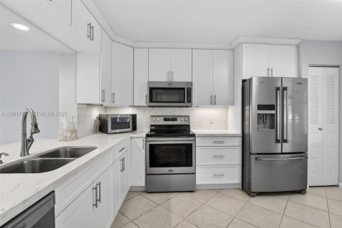 Кондоминиум с 2 спальнями в Пемброк-Пайнс, Флорида № 2052719