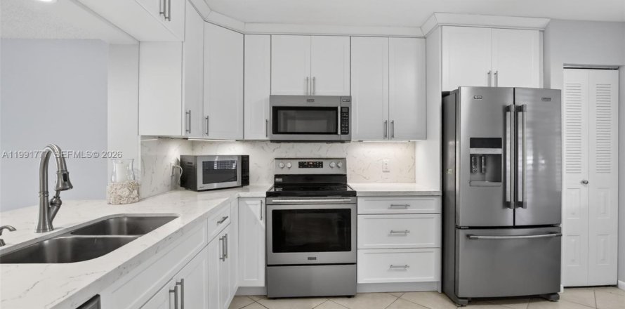 Кондоминиум с 2 спальнями в Пемброк-Пайнс, Флорида № 2052719