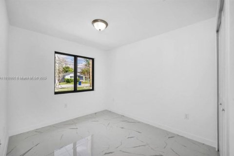 Commercial property in Florida City, Florida 176.51 sq.m. № 1776174 - photo 14