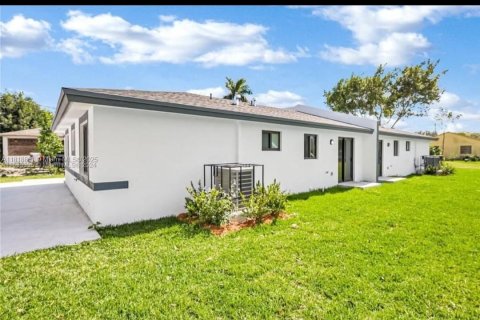 Commercial property in Florida City, Florida 176.51 sq.m. № 1776174 - photo 5