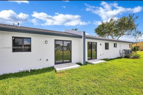 Commercial property in Florida City, Florida 176.51 sq.m. № 1776174 - photo 4