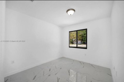 Commercial property in Florida City, Florida 176.51 sq.m. № 1776174 - photo 11