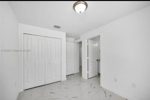 Commercial property in Florida City, Florida 176.51 sq.m. № 1776174 - photo 13