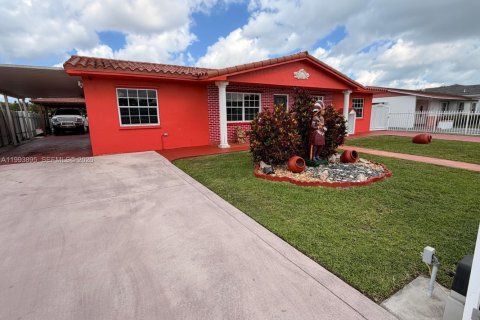 Villa ou maison à vendre à Miami Gardens, Floride: 3 chambres, 130.43 m2 № 2063727 - photo 2