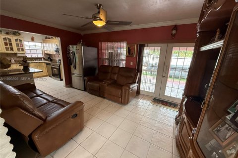 Villa ou maison à vendre à Miami Gardens, Floride: 3 chambres, 130.43 m2 № 2063727 - photo 12